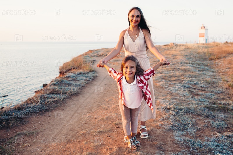 мать и дочь в море Фотография на тему Мать и дочь на пляже | PressFoto