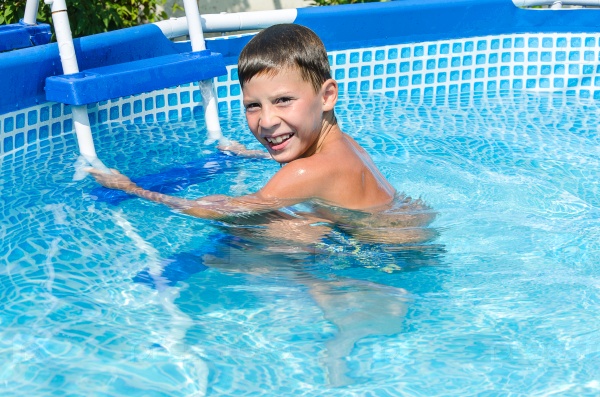 Парень купается в бассейне. Мальчики в бассейне. Мальчик купается в бассейне. Красивый подросток в бассейне. Юноши в бассейне.