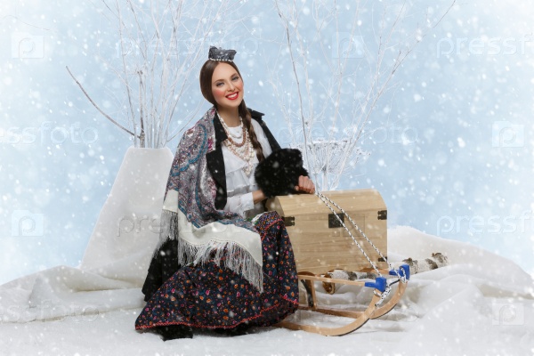 Девушка лежит на снегу и улыбается. вид сверху. русская зима.