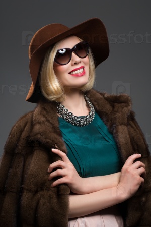 Фотография на тему Красивая зрелая женщина в шубе | PressFoto