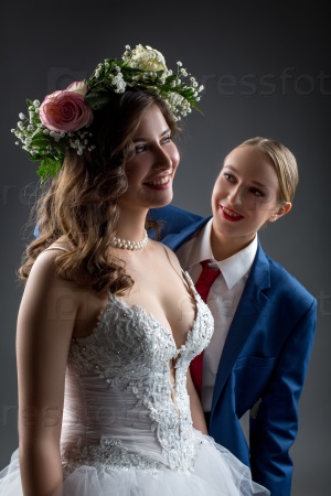 Красивая пара лесбиянок в день своей свадьбы у реки :: Стоковая фотография :: Pixel-Shot Studio
