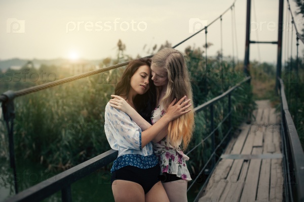 Красивые девушки-лесбиянки обнимаются — Досуг, гомосексуализм - Stock Photo | #