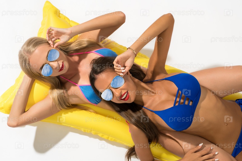 Қыздың пабисының жақыннан түсірілген суреті