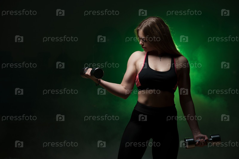 Фотография на тему Спортивная молодая женщина с гантелями | PressFoto