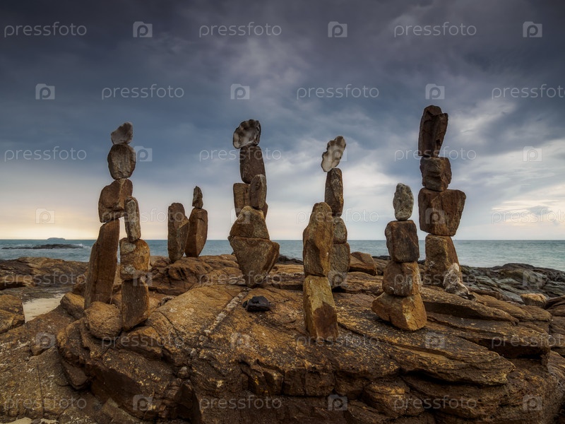 Фотография на тему Каменные пирамидки на каменистом берегу моря | PressFoto