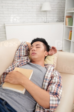 Спящий парень, обнявший подушку Stock-Foto | Adobe Stock