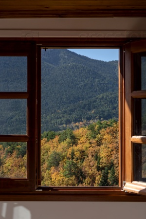 Фотография на тему Вид из открытого окна на озеро и горы | PressFoto