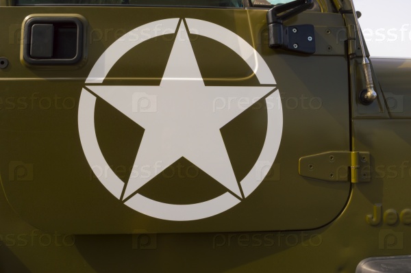 Символ армии США на штабной машине