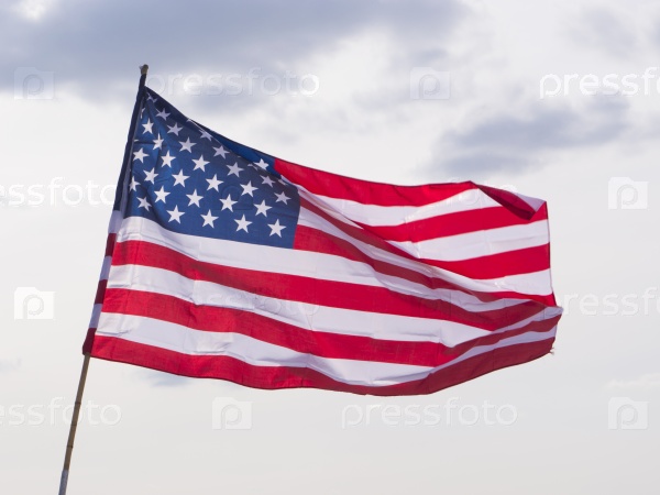 Флаг США на фоне неба