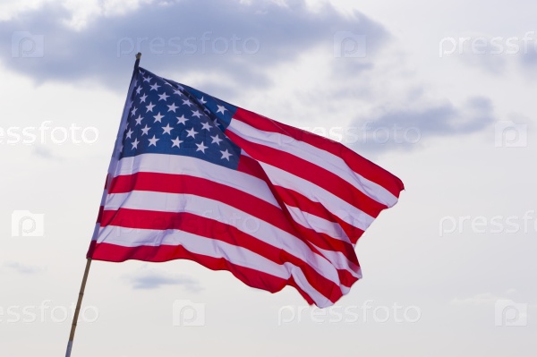 Флаг США на фоне неба