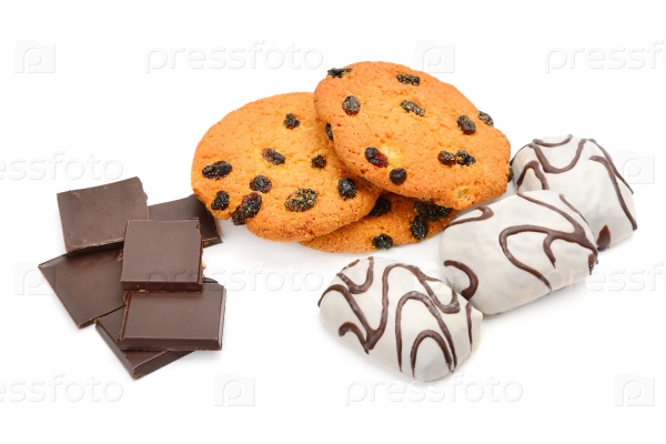 Печенье и шоколад, изолированные на белом фоне