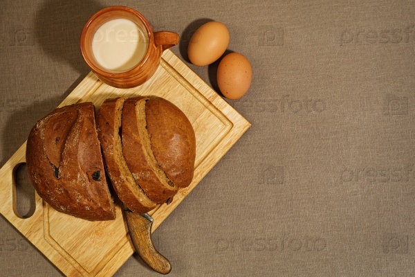 Простой крестьянский завтрак на грубом фоне ткани