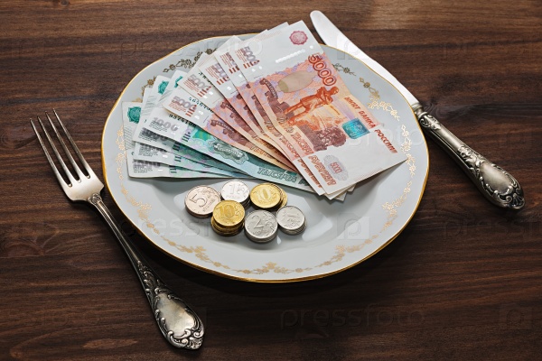 Российские рубли на тарелке