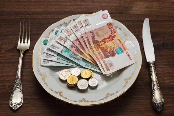 Российские деньги на тарелке