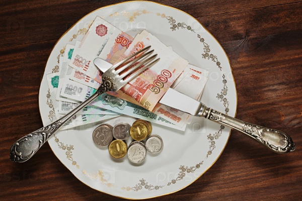 Тарелка с российскими рублями