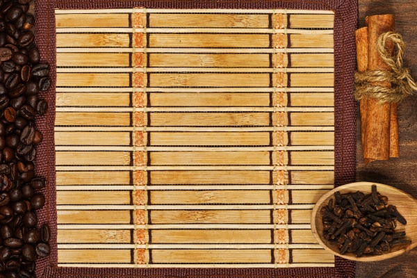 Бамбуковый коврик с рамкой из кофейных зерен и приправ