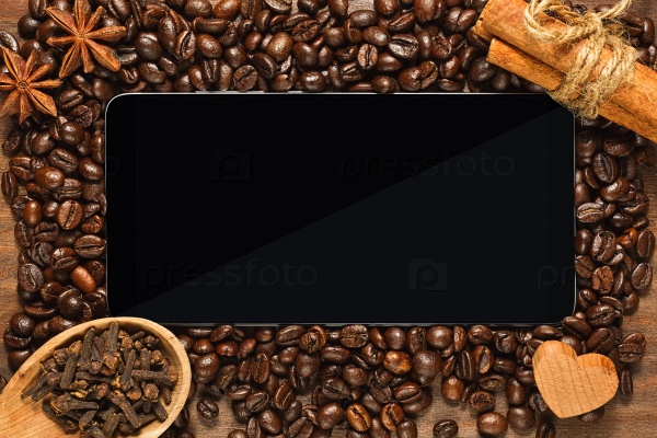 Смартфон и кофейные зерна