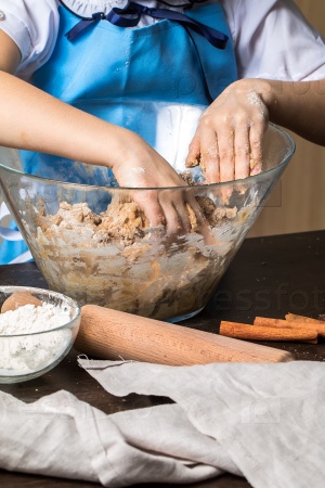 Замешивать тесто для печенья