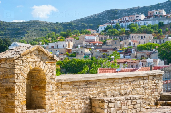 Старая каменная арка деревни Лефкара. Кипр