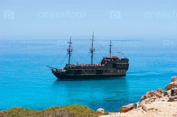 Черный пиратский корабль на синее море