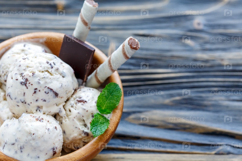 Сливочное мороженое с шоколадной крошкой