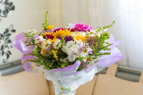 Фотография на тему Букет цветов на столе в комнате