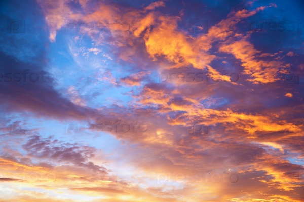 Фотография на тему Закатное небо с разноцветными облаками | PressFoto