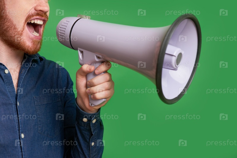 Screaming Through Loudspeaker Изолированный на зеленом фоне