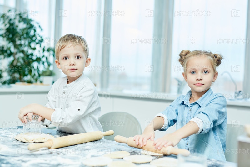 Фотография на тему Kids cooking | PressFoto