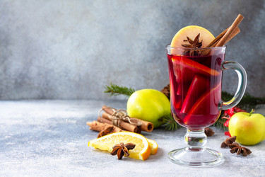 Рождественский глинтвин, зимний алкогольный напиток.Стекло глинтвина (gluhwein) и его ингредиенты на каменистом фоне.Копируйте пространство - 1978a1978