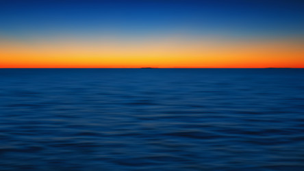 Закат морской пейзаж фон с огненным свечением над горизонтом - Palana
