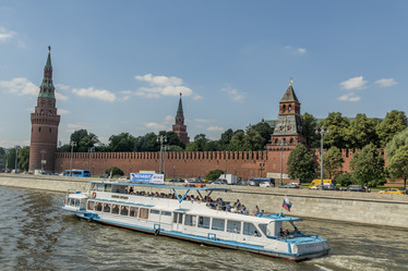 Москва, Россия - 10 августа 2017 г.: вид на Московский Кремль со стороны реки - IKvyatkovskaya