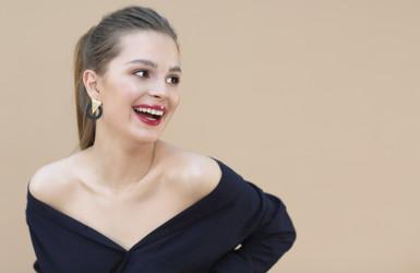 Фотомодель в темно-синей блузке на бежевом фоне - Darya Petrenko