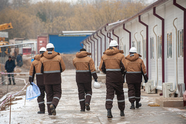 Красивый снимок рабочих в спецтехнике и касках на фоне нефтегазового строительства - AlbertKarimov