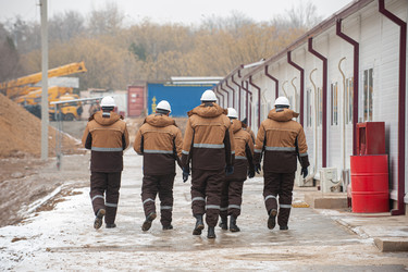 Красивый снимок рабочих в спецтехнике и касках на фоне нефтегазового строительства - AlbertKarimov