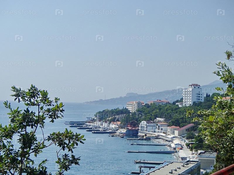 Спокойное море, полный штиль. Пляжи, море, горы. Прибрежная полоса Гаспры. Крымский пейзаж