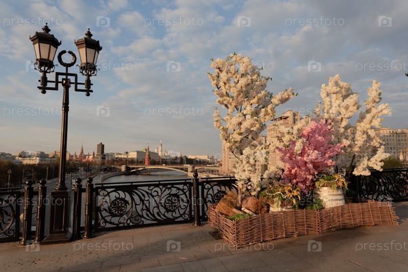 Фотография на тему Патриарший мост, украшения к Пасхе | PressFoto