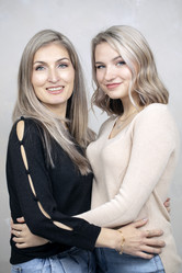 Красивая мать средних лет и взрослая дочь обнимаются и смотрят в камеру - aspsvz