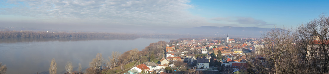 Зимняя (январь) панорама небольшого венгерского поселения (городка) в излучине Дуная - ValeriyVB