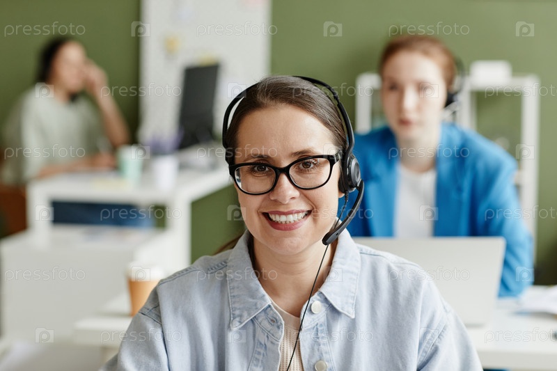Молодой агент call-центра на работе