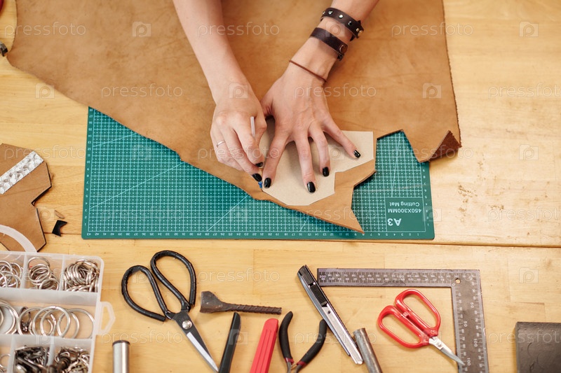 Оригинальное название: Woman Tracing Pattern