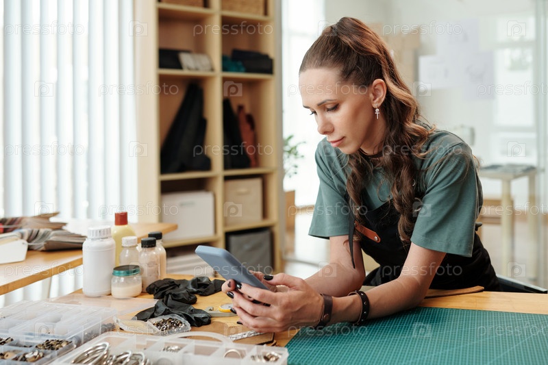 Кожаный работник читает отзывы клиентов