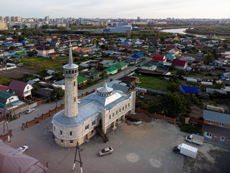 Тюмень, Россия - 22 марта 2021 г. Вид с воздуха на Вознесенско-Георгиевскую церковь в прибрежной части города - Aikon