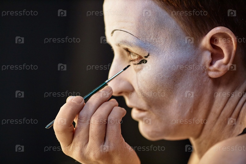 Исполнитель: Doing Mime Makeup