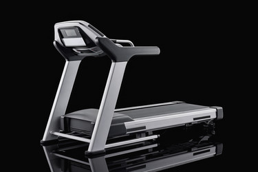 AI Generative Treadmill изолирован на заднем плане, тренажерный зал фитнес-центр - Matroskin