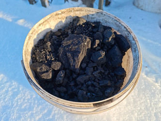 Ведро с углем для топки печи в деревне. A bucket of coal for the furnace in the village - Bdnn