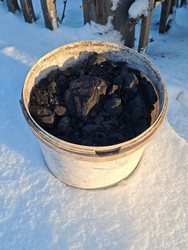 Ведро с углем для топки печи в деревне. A bucket of coal for the furnace in the village - Bdnn
