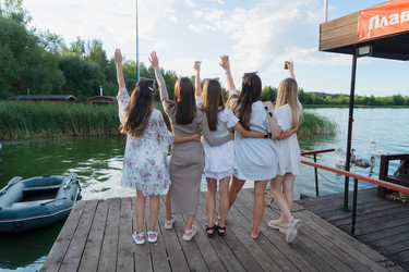 Радостная встреча друзей у воды. Прекрасные моменты, запечатленные с энтузиазмом навсегда - Neirfy