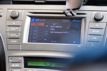 На приборной панели автомобильной магнитолы отображается FM-станция Батуми в Грузии - Pippocarlot