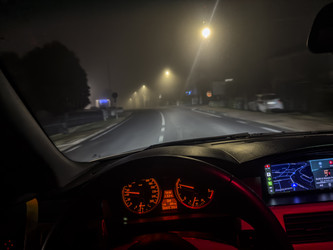 Езда на автомобиле ночью в тумане с подсвеченной приборной панелью и GPS-навигатором - Pippocarlot